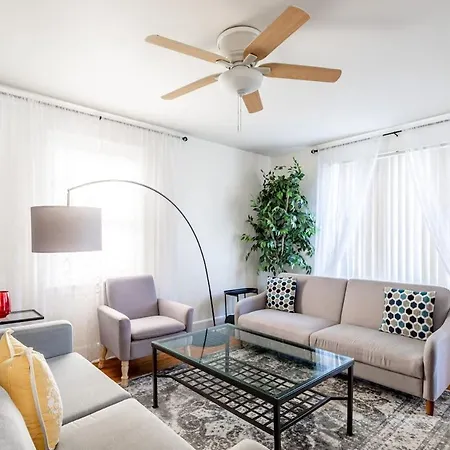 The B&W Haven 5Br Home With Yard Theater